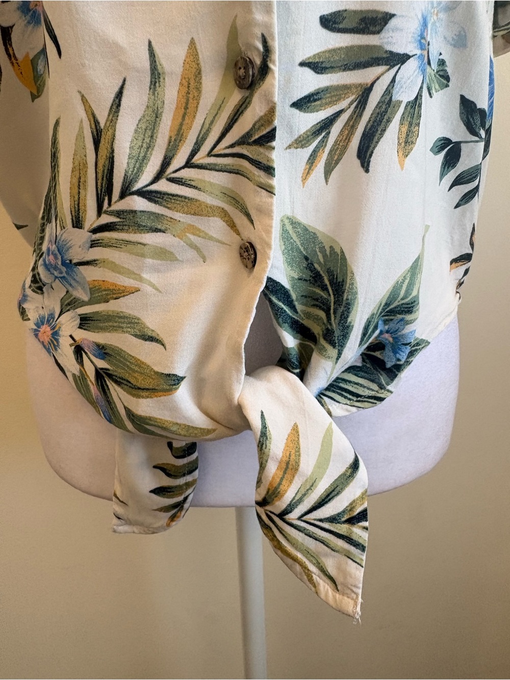 Medium American Eagle Cream Cropped Tropical Tie Front Button Up Top - Picture 16 of 16